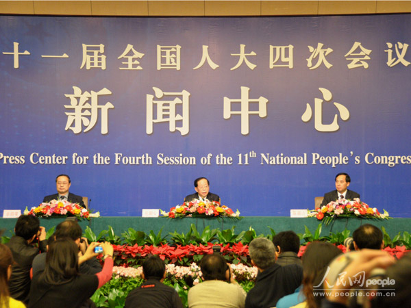 记者会主席台。（人民网记者 王寒露 摄）